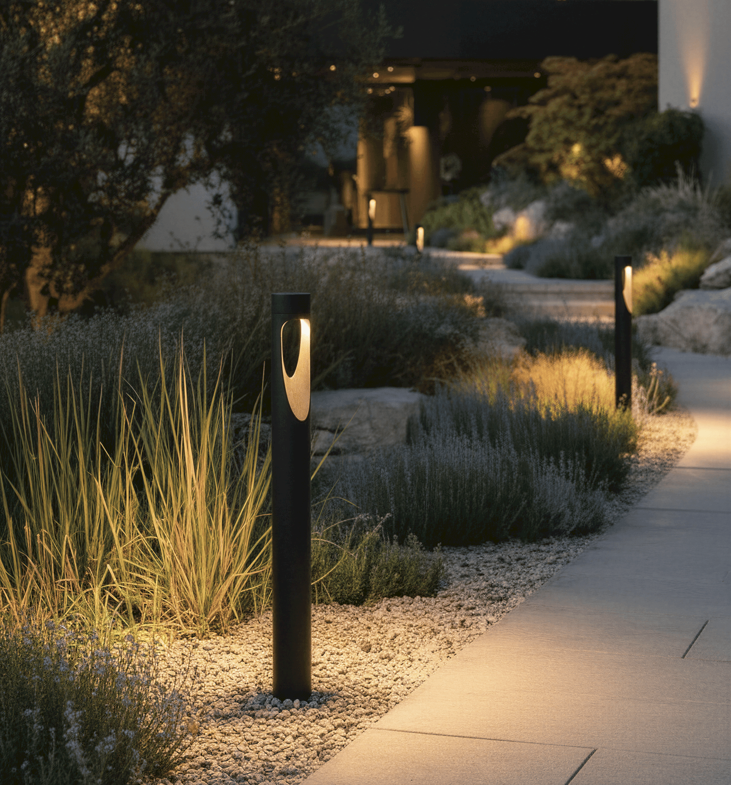 Modernes Lichtdesign für Wege und Gärten