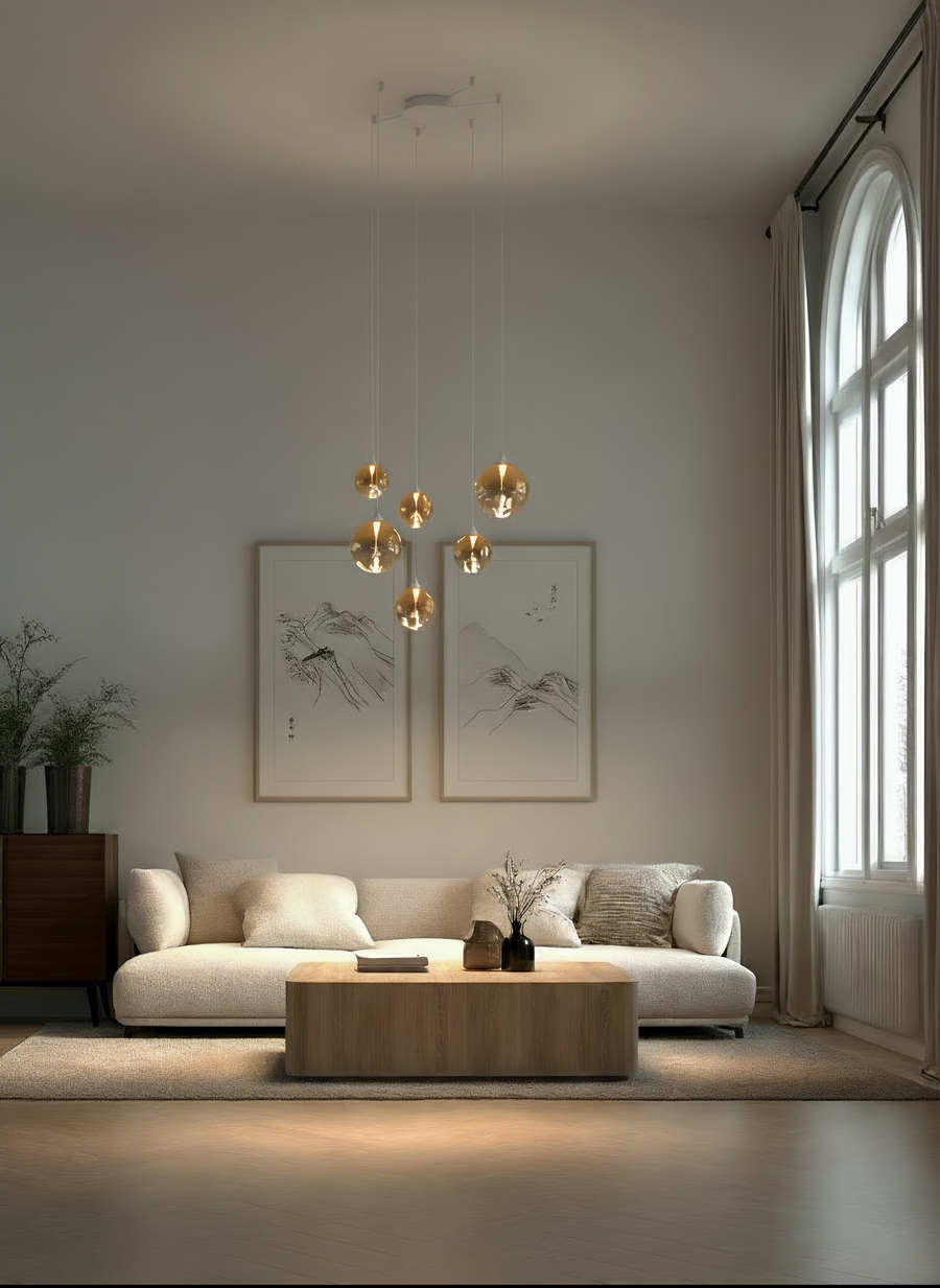 Deckenleuchte in stilvollem Ess- oder Wohnzimmer, warmes Licht, elegante Raumgestaltung (Hochformat)